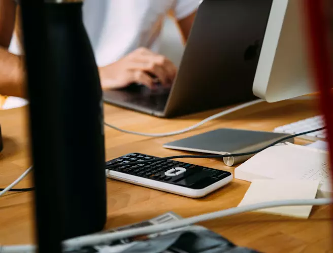 photo 1511376868136 742c0de8c9a8